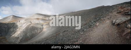 Fernansicht der Enipeas-Schlucht auf dem Olymp, dem höchsten Berg Griechenlands und Heimat der antiken griechischen Götter Stockfoto