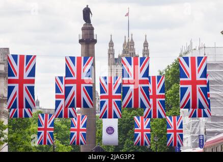 London, Großbritannien. 30. Mai 2022. Union Jack Flaggen schmücken die Regent Street St James's für das Platin-Jubiläum der Königin, anlässlich des 70.. Jahrestages der Thronbesteigung der Königin. Vom 2.. Bis 5.. Juni findet ein spezielles, erweitertes Platinum Jubilee Weekend statt. Kredit: Vuk Valcic/Alamy Live Nachrichten Stockfoto