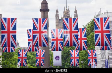 London, Großbritannien. 30. Mai 2022. Union Jack Flaggen schmücken die Regent Street St James's für das Platin-Jubiläum der Königin, anlässlich des 70.. Jahrestages der Thronbesteigung der Königin. Vom 2.. Bis 5.. Juni findet ein spezielles, erweitertes Platinum Jubilee Weekend statt. Kredit: Vuk Valcic/Alamy Live Nachrichten Stockfoto