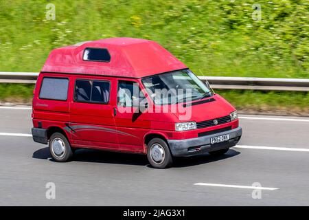 2002 VW Volkswagen Transporter 888 P/V SWB 888HP TDI 2461cc keilförmiger Fenstertransporter VW Transporter Pop top Wohnmobil auf der Autobahn M61, Großbritannien Stockfoto