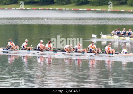 BELGRAD, SERBIEN - MAI 29: Bjorn Van Den Ende, Rik Rienks, Ralf Rienks, Ruben Knab, Sander De Graaf, Mick Makker, Michiel Mantel, Nelson Ritsema und Dieuwke Fetter aus den Niederlanden treten am 29. Mai 2022 beim Männer-Acht-Finale A während des World Rowing Cup am Sava-See in Belgrad, Serbien, an (Foto: Nikola Krstic/Orange Picles) Stockfoto