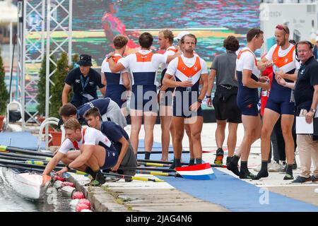 BELGRAD, SERBIEN - MAI 29: Bjorn Van Den Ende, Rik Rienks, Ralf Rienks, Ruben Knab, Sander De Graaf, Mick Makker, Michiel Mantel, Nelson Ritsema und Dieuwke Fetter aus den Niederlanden nach dem Wettkampf im Acht-Finale Der Männer während des Ruderweltcups am Sava-See am 29. Mai 2022 in Belgrad, Serbien (Foto: Nikola Krstic/Orange Picles) Stockfoto