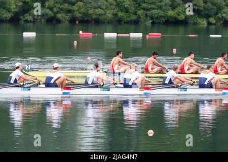 BELGRAD, SERBIEN - MAI 29: Bjorn Van Den Ende, Rik Rienks, Ralf Rienks, Ruben Knab, Sander De Graaf, Mick Makker, Michiel Mantel, Nelson Ritsema und Dieuwke Fetter aus den Niederlanden treten am 29. Mai 2022 beim Männer-Acht-Finale A während des World Rowing Cup am Sava-See in Belgrad, Serbien, an (Foto: Nikola Krstic/Orange Picles) Stockfoto