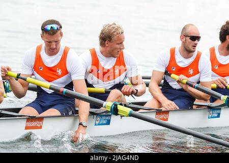 BELGRAD, SERBIEN - MAI 29: Bjorn Van Den Ende, Rik Rienks, Ralf Rienks, Ruben Knab, Sander De Graaf, Mick Makker, Michiel Mantel, Nelson Ritsema und Dieuwke Fetter aus den Niederlanden treten am 29. Mai 2022 beim Männer-Acht-Finale A während des World Rowing Cup am Sava-See in Belgrad, Serbien, an (Foto: Nikola Krstic/Orange Picles) Stockfoto