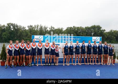 BELGRAD, SERBIEN - MAI 29: Bjorn Van Den Ende, Rik Rienks, Ralf Rienks, Ruben Knab, Sander De Graaf, Mick Makker, Michiel Mantel, Nelson Ritsema und Dieuwke Fetter aus den Niederlanden, Rory Gibbs, Morgan Bolding, David Bewicke-Copley, Sholto Carnegie, Charles Elwes, Thomas Digby, James Rudkin, Thomas Ford, Harry Brightmore aus Großbritannien, die am 29. Mai 2022 im Rahmen des Ruder-Weltcups am Sava-See in Belgrad, Serbien, beim Achtzeichenfinale A der Männer gegeneinander antreten (Foto: Nikola Krstic/Orange Picles) Stockfoto