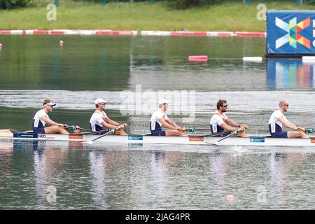BELGRAD, SERBIEN - MAI 29: Bjorn Van Den Ende, Rik Rienks, Ralf Rienks, Ruben Knab, Sander De Graaf, Mick Makker, Michiel Mantel, Nelson Ritsema und Dieuwke Fetter aus den Niederlanden treten am 29. Mai 2022 beim Männer-Acht-Finale A während des World Rowing Cup am Sava-See in Belgrad, Serbien, an (Foto: Nikola Krstic/Orange Picles) Stockfoto