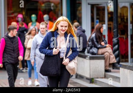 Dundee, Tayside, Schottland, Großbritannien. 30.. Mai 2022. UK Wetter: Ein heller und glamouröser Tag in Dundee, mit Temperaturen bis zu 15 Grad Tagsüber sind einige modische und glamouröse Frauen im Stadtzentrum unterwegs, genießen das Wetter und verbringen den Tag mit geselligen Einkäufen. Eine hübsche blonde junge Dame geht mehrmals umher, um sich fotografieren zu lassen. Kredit: Dundee Photographics/Alamy Live Nachrichten Stockfoto