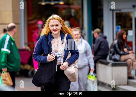 Dundee, Tayside, Schottland, Großbritannien. 30.. Mai 2022. UK Wetter: Ein heller und glamouröser Tag in Dundee, mit Temperaturen bis zu 15 Grad Tagsüber sind einige modische und glamouröse Frauen im Stadtzentrum unterwegs, genießen das Wetter und verbringen den Tag mit geselligen Einkäufen. Eine hübsche blonde junge Dame geht mehrmals umher, um sich fotografieren zu lassen. Kredit: Dundee Photographics/Alamy Live Nachrichten Stockfoto