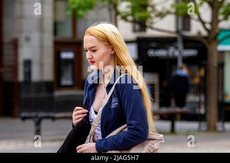 Dundee, Tayside, Schottland, Großbritannien. 30.. Mai 2022. UK Wetter: Ein heller und glamouröser Tag in Dundee, mit Temperaturen bis zu 15 Grad Tagsüber sind einige modische und glamouröse Frauen im Stadtzentrum unterwegs, genießen das Wetter und verbringen den Tag mit geselligen Einkäufen. Eine hübsche blonde junge Dame geht mehrmals umher, um sich fotografieren zu lassen. Kredit: Dundee Photographics/Alamy Live Nachrichten Stockfoto