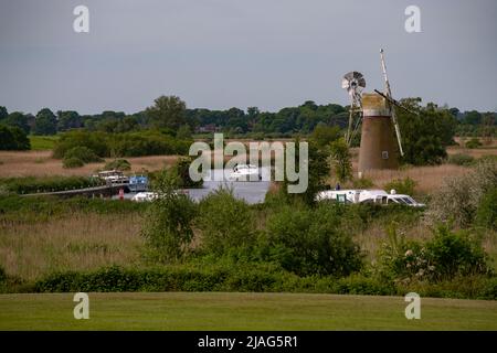 Norfolk Broads Norfolk England Mai 2022 die Flussante am How Hill auf den Norfolk Broards. Turf Fen Drainage Mill auf How Hill. Die Broads (bekannt für ma Stockfoto