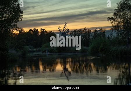 Norfolk Broads Norfolk England Mai 2022 die Flussante am How Hill auf den Norfolk Broards. Boardmans Drainage Mill in Dawn. The Broads (bekannt für Marke Stockfoto