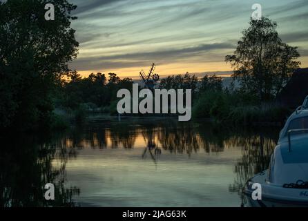 Norfolk Broads Norfolk England Mai 2022 die Flussante am How Hill auf den Norfolk Broards. Boardmans Drainage Mill in Dawn. The Broads (bekannt für Marke Stockfoto