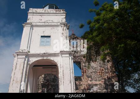 Die historischen Ruinen der katholischen St. Paul's Church in Melaka Malaysia an einem sonnigen blauen Himmel. Stockfoto