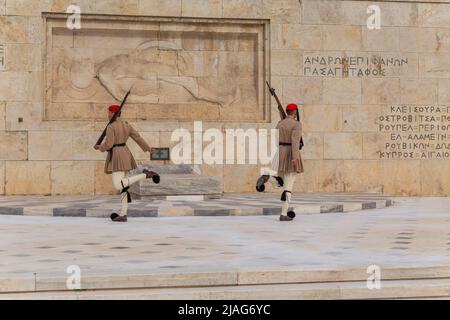 ATHEN, GRIECHENLAND - 06 2022. MAI: Zeremonielle Aufseher des Präsidenten - Evzones am Grab des unbekannten Soldaten vor dem griechischen Parlament, Athen, Gr Stockfoto