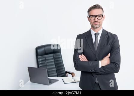 Reife Regisseurin tragen Anzug und Brille im Chefbüro auf weißem Hintergrund Stockfoto