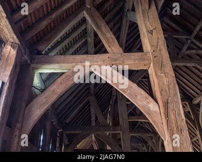 Detail zeigt einen Teil der Holzarbeiten in Harmondsworth Great Barn (auch bekannt als Manor Farm Barn), Harmondsworth, London, Großbritannien. Stockfoto