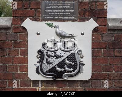 Thomas Newland Allen Wappen auf der Hampton Court Bridge über der Themse in Hampton, West London, Großbritannien. Stockfoto