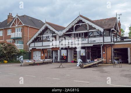 Molesey Boat Club an der Themse in Hampton, West London, Großbritannien. Stockfoto