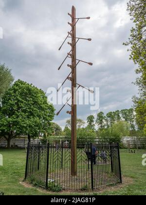 The Eights Tree von Ray Smith (in Erinnerung an RC Sherriff) an der Themse in Hampton, West London, Großbritannien. Stockfoto