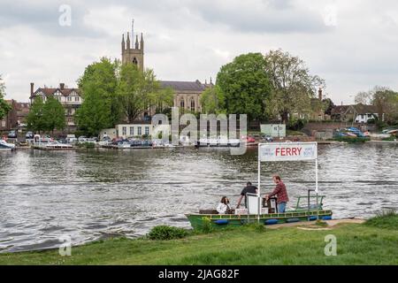 Die Hampton Ferry mit Blick auf die Pfarrkirche Saint Mary's, an der Themse in Hampton, West London, Großbritannien. Stockfoto