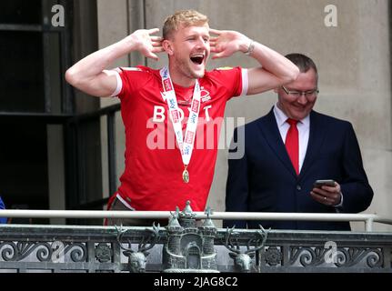 Joe Worrall von Nottingham Forest während der Feierlichkeiten auf dem Old Market Square in Nottingham. Nottingham Forest gewann die Beförderung in die Premier League, nachdem er Huddersfield am Sonntag geschlagen hatte. Bilddatum: Montag, 30. Mai 2022. Stockfoto