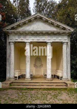 Der dorische Tempel auf dem Gelände des Petworth House in West Sussex, Großbritannien. Stockfoto