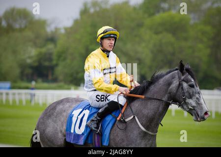 Jockey Richard Kingscote auf Rishes Baar bei York Races. Stockfoto