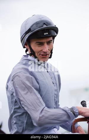 Jockey Daniel Tudhope auf Love Interest bei York Races. Stockfoto