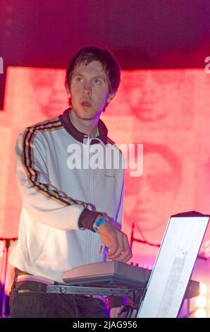 Stock-Bilder von DJ Calvin Harris beim Escape into the Park Tanzfestival im Singleton Park, Swansea im Juni 2007. Stockfoto