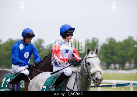 Jockeys Duran Fentiman auf Bollin Joan und Graham Lee auf Summa Peto bei York Races. Stockfoto