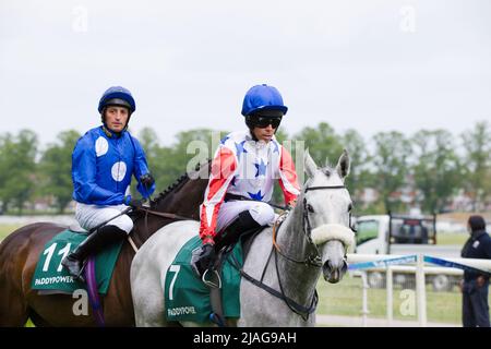 Jockeys Duran Fentiman auf Bollin Joan und Graham Lee auf Summa Peto bei York Races. Stockfoto