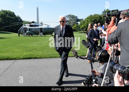 Washington, USA. 30.. Mai 2022. US-Präsident Joe Biden spricht heute am 30. Mai 2022 im South Lawn/Weißen Haus in Washington DC, USA, mit Korrespondenten des Weißen Hauses über die Schüsse der Ukraine und der Texas School. (Foto von Lenin Nolly/Sipa USA) Quelle: SIPA USA/Alamy Live News Stockfoto