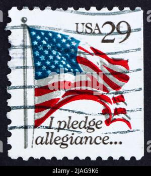 VEREINIGTE STAATEN VON AMERIKA - UM 1992: Eine in den USA gedruckte Briefmarke zeigt die Flagge der USA, Verpfändung der Treue, um 1992 Stockfoto