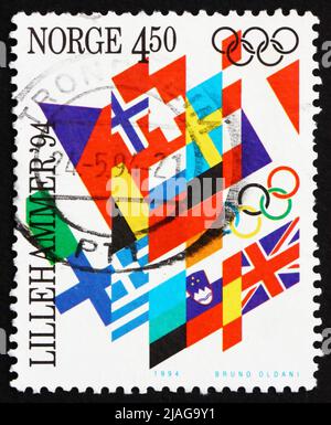 NORWEGEN - UM 1994: Eine in Norwegen gedruckte Marke zeigt Flaggen, Olympische Winterspiele, Lillehammer 94, um 1994 Stockfoto