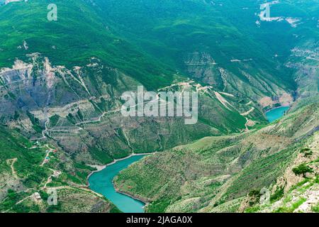 Riesige tiefgrüne Schlucht des Gebirgsflusses mit blauem Wasser, Sulak Fluss in Dagestan Stockfoto