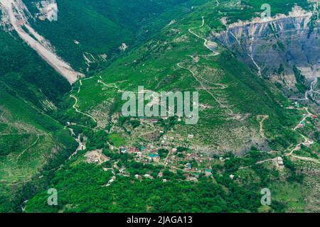 Luftaufnahme einer kleinen Bergsiedlung am Berghang, Dorf Old Zubutli im Tal des Sulak Flusses in Dagestan Stockfoto