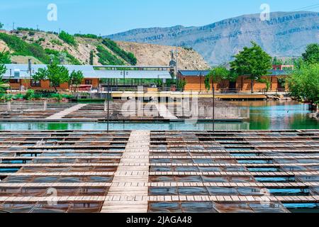 Fischfarm mit kommerziellem Fischfang und einem Fischrestaurant an einem Fluss in einem Bergtal Stockfoto