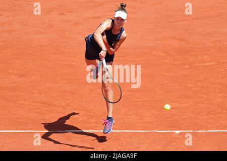 30.. Mai 2022; Roland Garros, Paris, Frankreich: French Open Tennisturnier: Veronica Kudermetova bedient Madison Keys (USA) Stockfoto