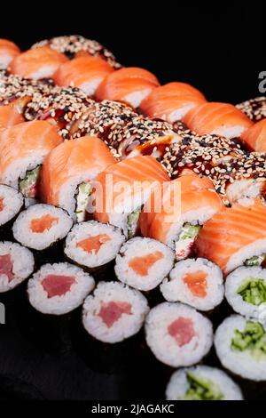 Nahaufnahme des Sushi-Sets mit vielen Sushi-Rollen Philadelphia und Maki-Rollen. Stockfoto