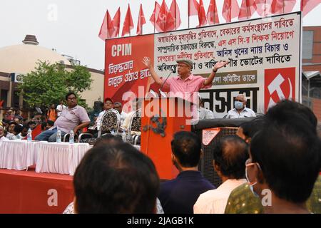 Howrah, Indien. 29.. Mai 2022. Sridip Bhattacharya, Mitglied des Zentralkomitees und Mitglied des Westbengalen Staatssekretariats der Kommunistischen Partei Indiens (Marxisten) oder CPIM, sprach bei der öffentlichen Sitzung gegen die Preissteigerung von lebenswichtigen Gütern, forderte die Erhöhung der Arbeitsplätze, Gerechtigkeit des Todes von Anish khan, Und lange anstehende Kommunalwahl von Howrah und Bally in Howrah, Indien, am 29. Mai 2022. (Foto von Biswarup Ganguly/Pacific Press/Sipa USA) Quelle: SIPA USA/Alamy Live News Stockfoto