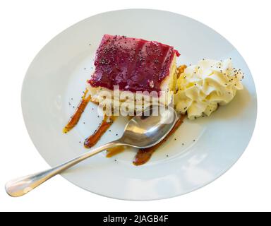 Blaubeerkuchen mit Biskuitteig Stockfoto