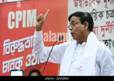 Howrah, Indien. 29.. Mai 2022. Mohammed Salim, Westbengalischer Staatssekretär der Kommunistischen Partei Indiens (Marxist) oder CPIM, und das Parlamentsmitglied Lok Sabha, bei der öffentlichen Sitzung gegen die Preiserhöhung von lebenswichtigen Gütern, in der Forderung nach Erhöhung der Arbeitsplätze, Gerechtigkeit für den Tod von Anish khan, Und lange anstehende Kommunalwahl von Howrah und Bally in Howrah, Indien, am 29. Mai 2022. (Foto von Biswarup Ganguly/Pacific Press/Sipa USA) Quelle: SIPA USA/Alamy Live News Stockfoto