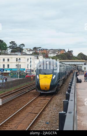 Dawlish, England - 12. Mai 2022: Ein Passagierzug der Great Western Railway zwischen den Städten, der den Bahnhof der Stadt abfährt Stockfoto