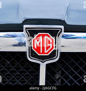 MG-Emblem und Logo der britischen Automobilmarke auf dem Kühlergrill eines Oldtimer in Hildesheim, 21. Mai 2022 Stockfoto