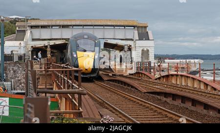 Dawlish, England - 12. Mai 2022: Ein Passagierzug der Great Western Railway zwischen den Städten, der kurz vor der Abfahrt vom Bahnhof der Stadt steht Stockfoto