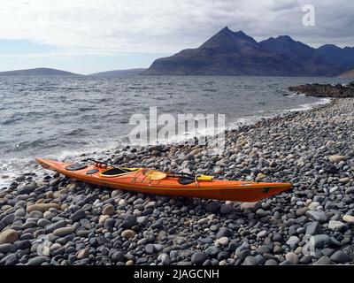 Seekajak am Strand von Loch Scavaig, in der Nähe von Elgol, Skye, Schottland Stockfoto