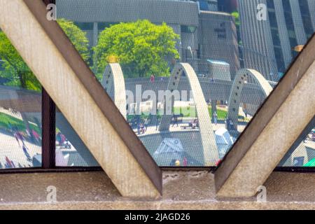 Spiegelung der Freiheitsarchen in einem Glas des Neuen Rathauses. Beide Sehenswürdigkeiten befinden sich auf dem Nathan Phillips Square. Stockfoto