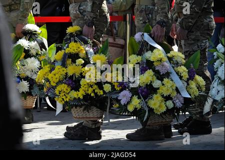 Non Exclusive: VINNYZJA, UKRAINE - 29. MAI 2022 - Soldaten halten während einer Abschiedszeremonie Blumenkörbe für neun KORD-Soldaten, die in einem Stockfoto