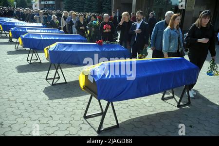 Nicht exklusiv: VINNYZJA, UKRAINE - 29. MAI 2022 - Menschen zollen neun KORD-Soldaten Tribut, die bei einem russischen Raketenangriff in Saporischschschja ums Leben kamen Stockfoto