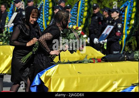 Non Exclusive: VINNYTSIA, UKRAINE - 29. MAI 2022 - Frauen legen Blumen auf den Sarg mit dem Körper eines der neun KORD-Soldaten, die in einem Stockfoto